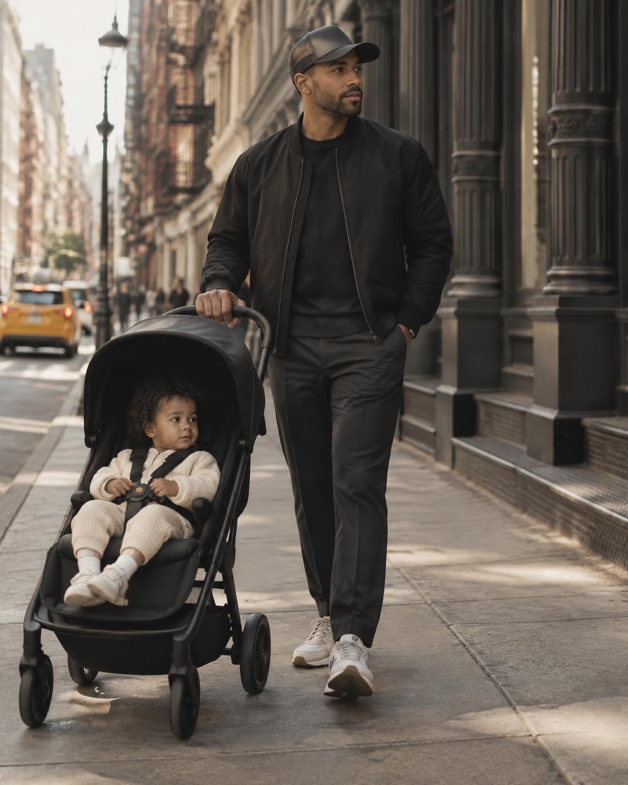 Papa moderne avec son enfant dans une rue de New York